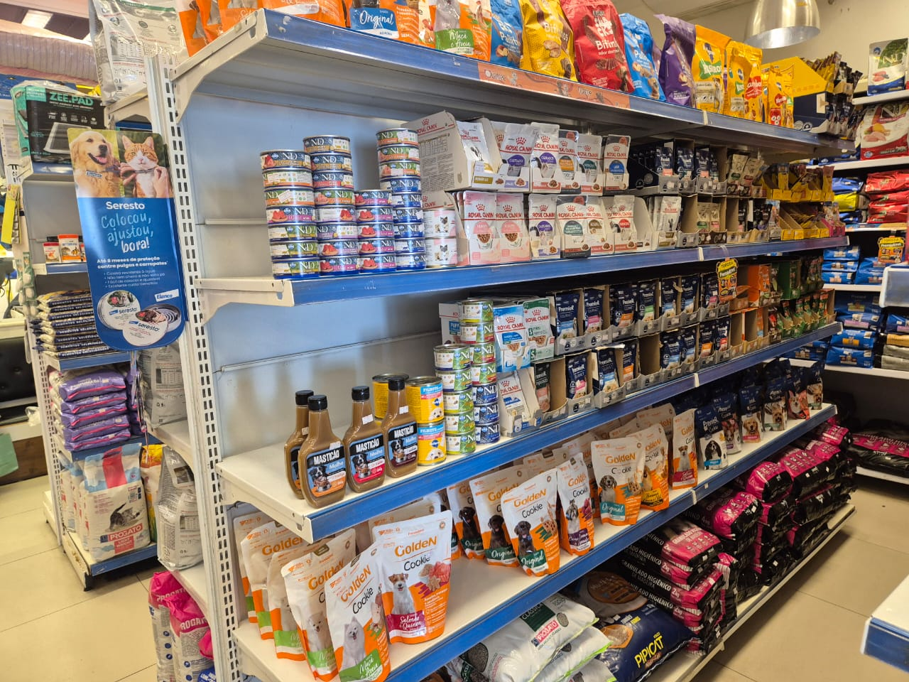 Gôndola com petiscos, rações úmidas e suplementos